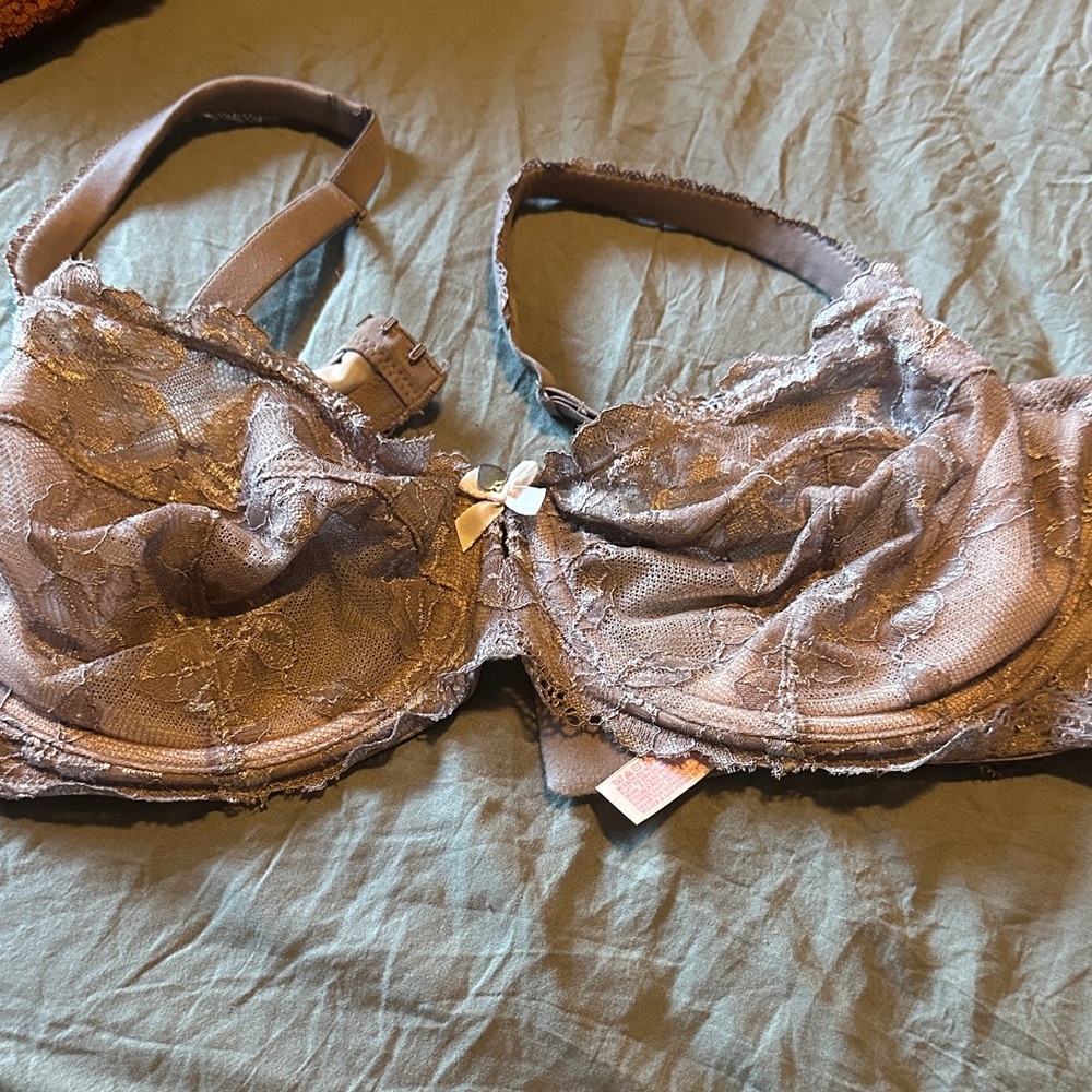 Victoria's Secret Lace Underwire Bra in Gray